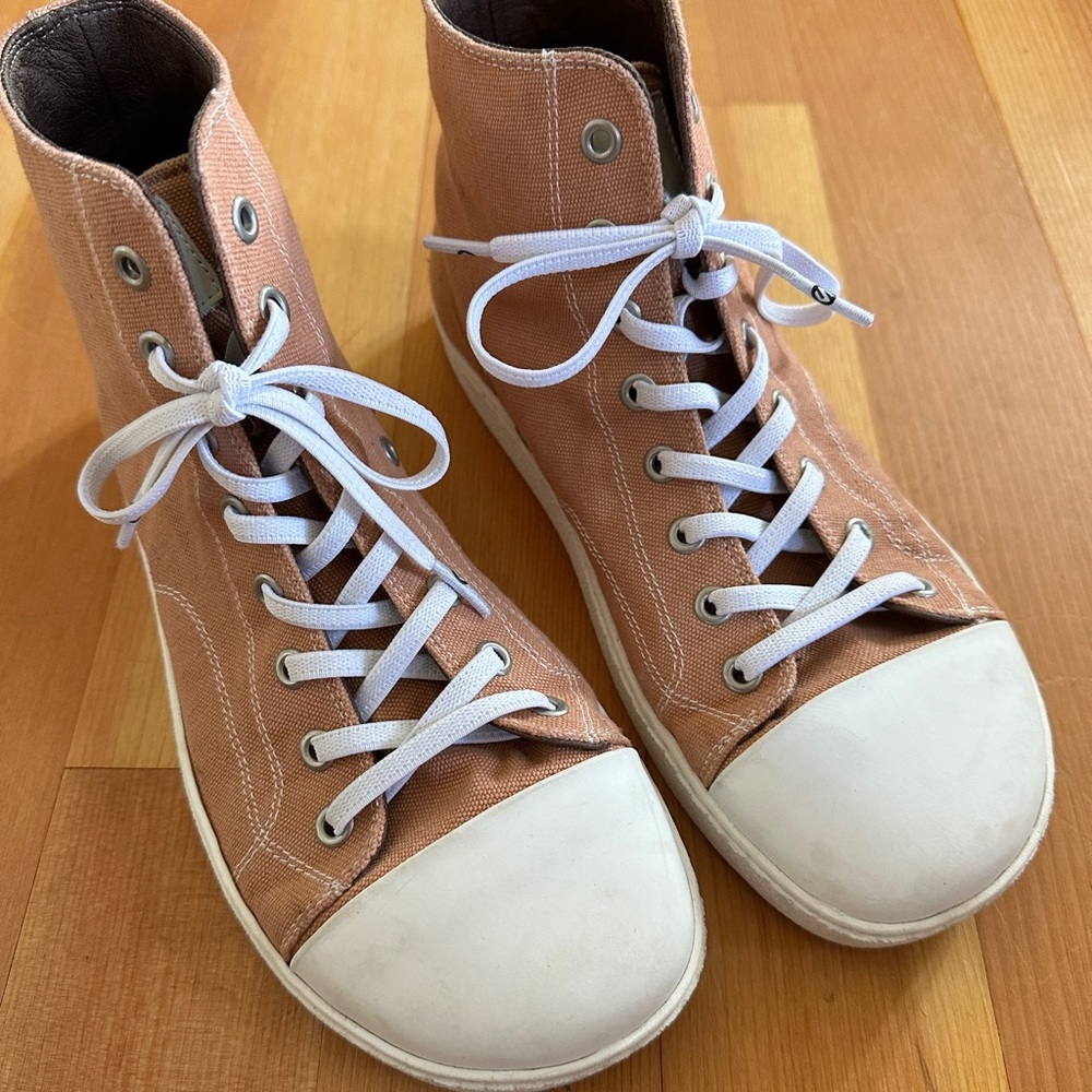 Groundies size 40 canvas high tops